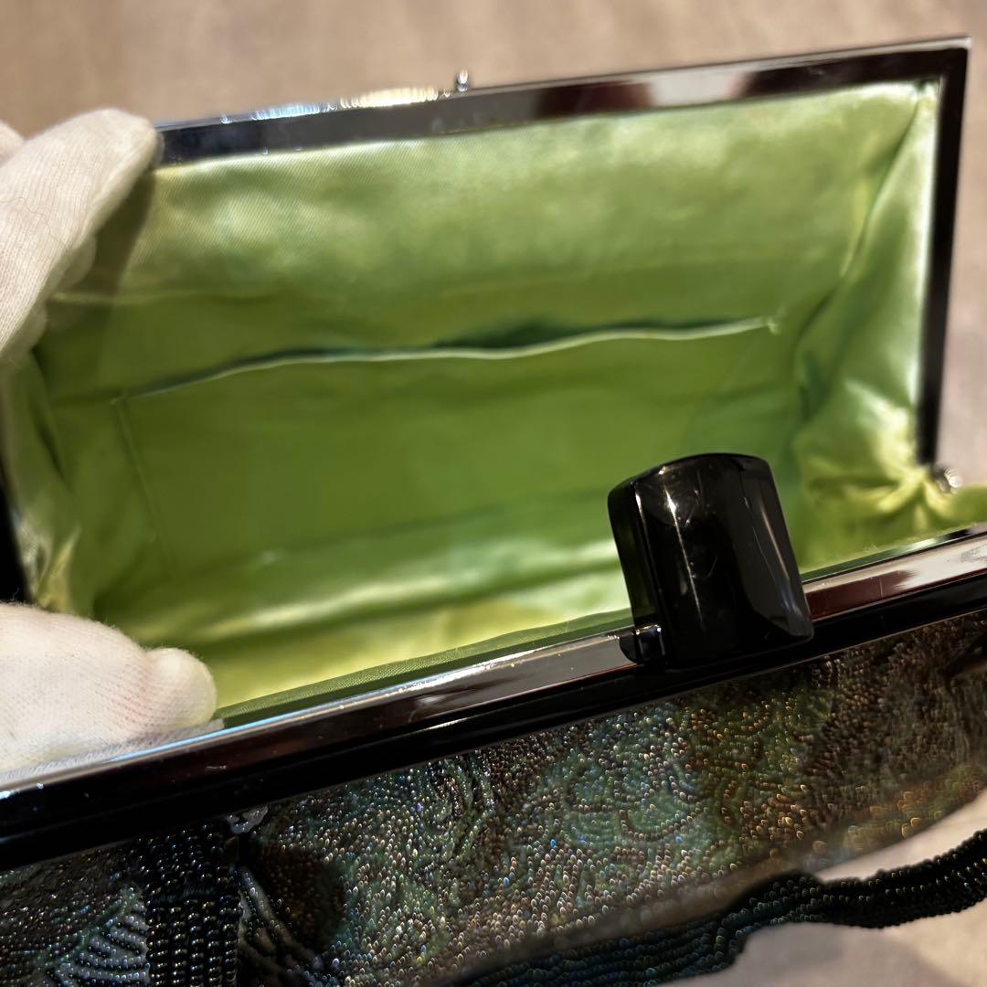 昭和レトロを思わせる、繊細な和装ビーズバック