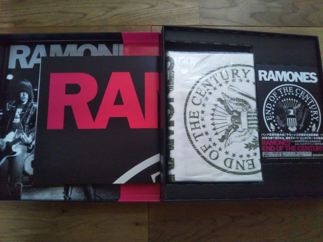 【豪華オマケ付き】ラモーンズ　DVD END OF THE CENTURY