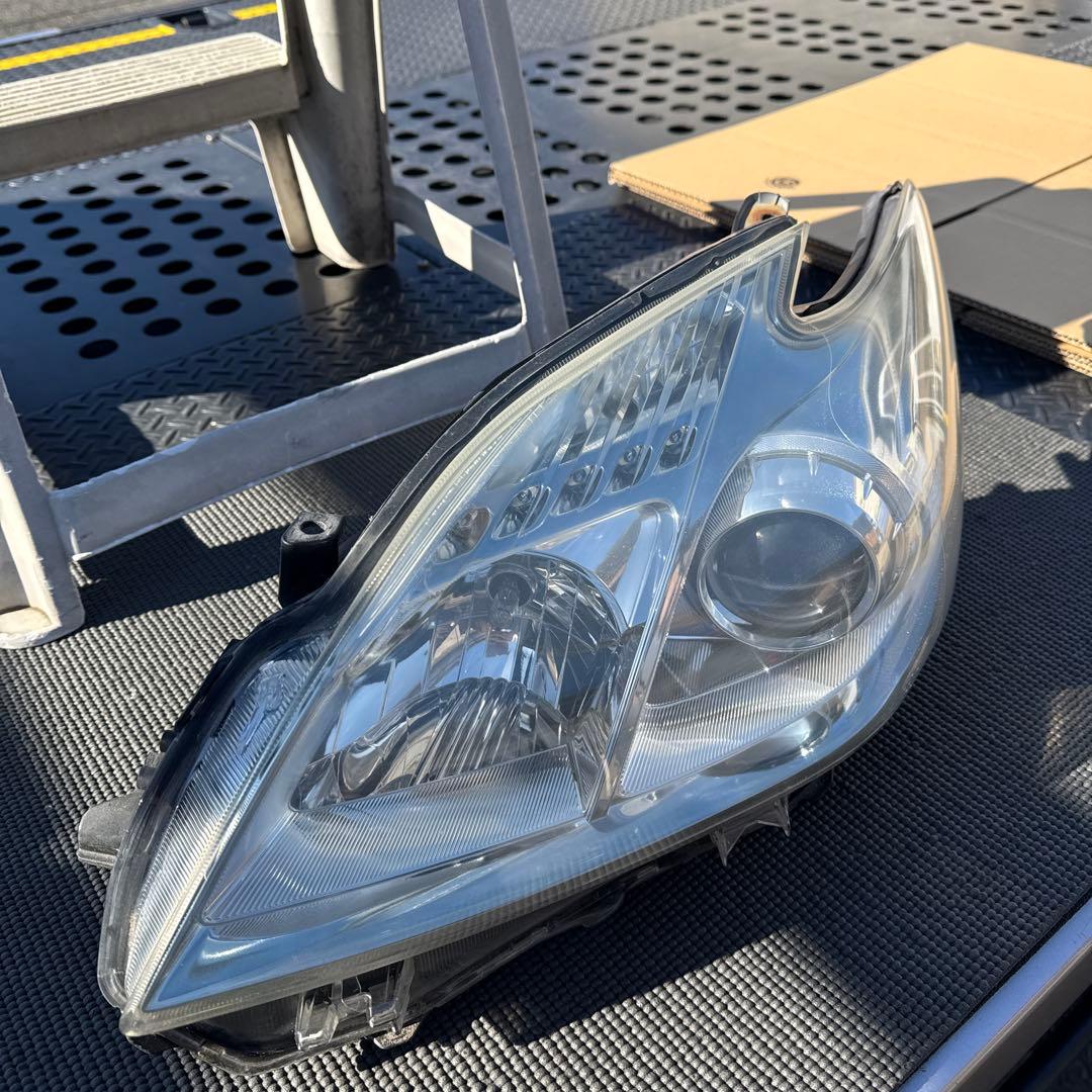 トヨタ　プリウス　30 前期　ヘッドランプ　ヘッドライト　左右セット　中古品