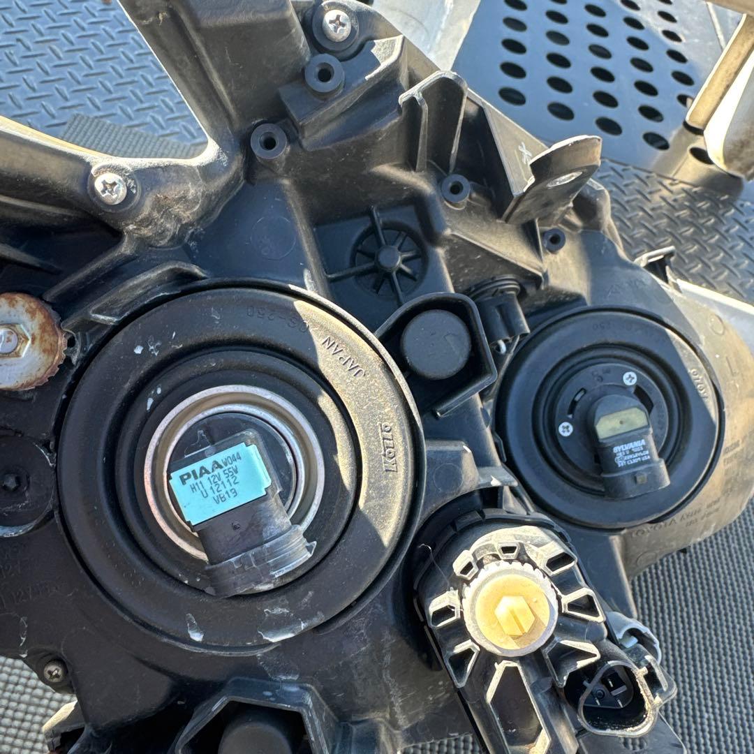 トヨタ　プリウス　30 前期　ヘッドランプ　ヘッドライト　左右セット　中古品