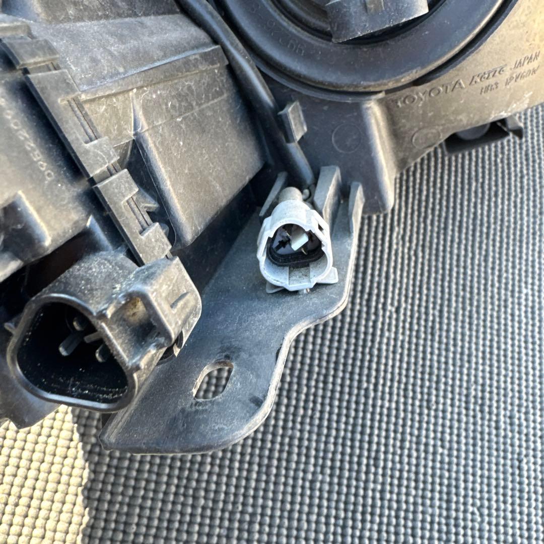 トヨタ　プリウス　30 前期　ヘッドランプ　ヘッドライト　左右セット　中古品