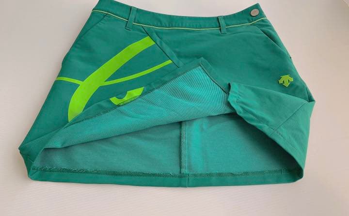 デサントゴルフ　ストレッチロゴプリントスカート　グリーン