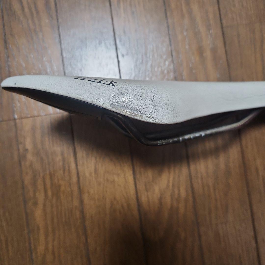 フィジーク アリオネ R3 OPEN kiumレール forスネーク サドル