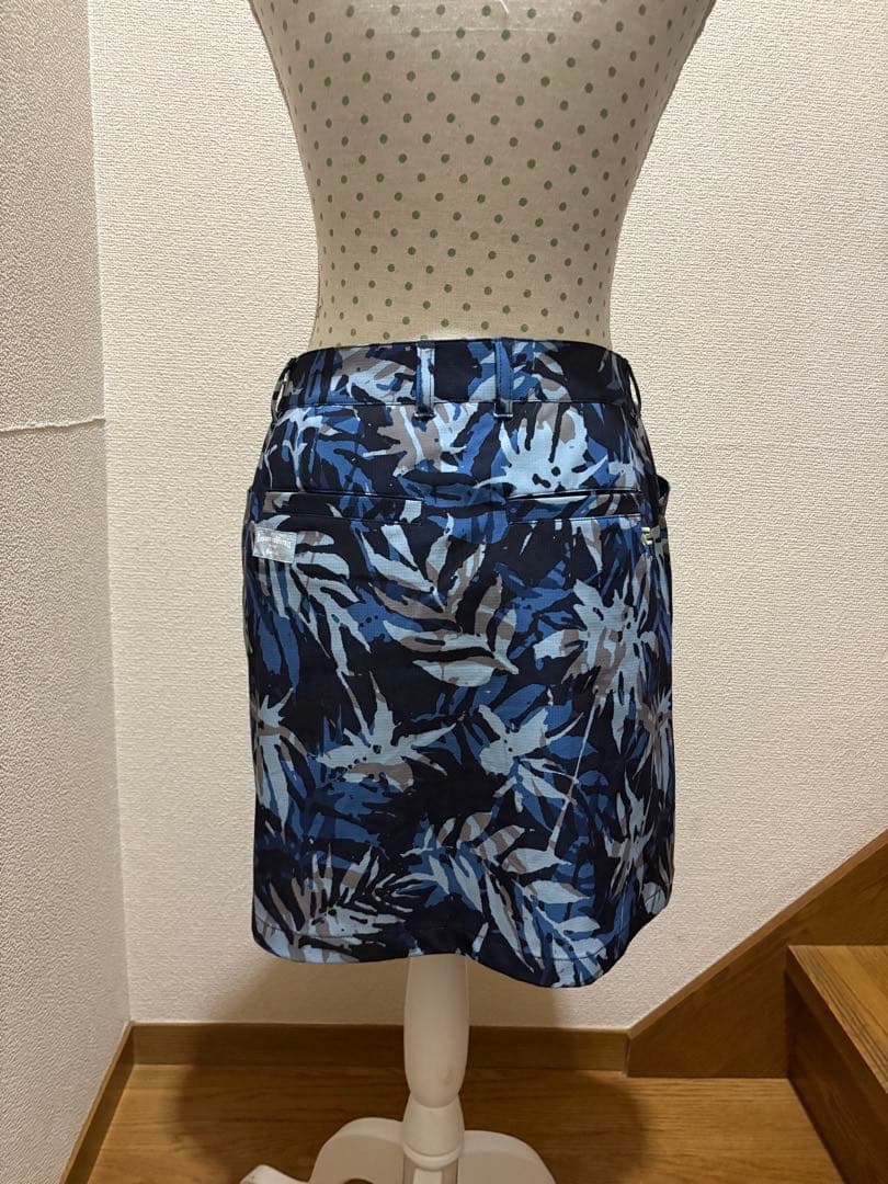 ゴルフ　スカート 青系葉柄