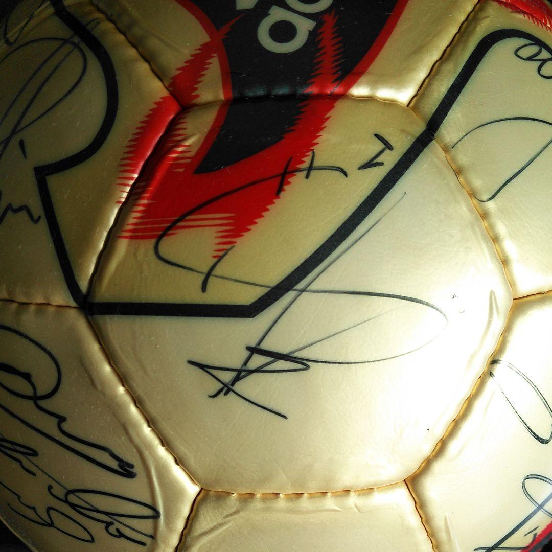 ２００２年浦和レッズ登録選手サインサッカーボール。