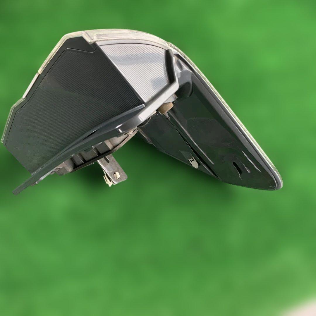 トヨタ　ヴェルファイア　20 純正テールランプ　左側　パールホワイト　中古品