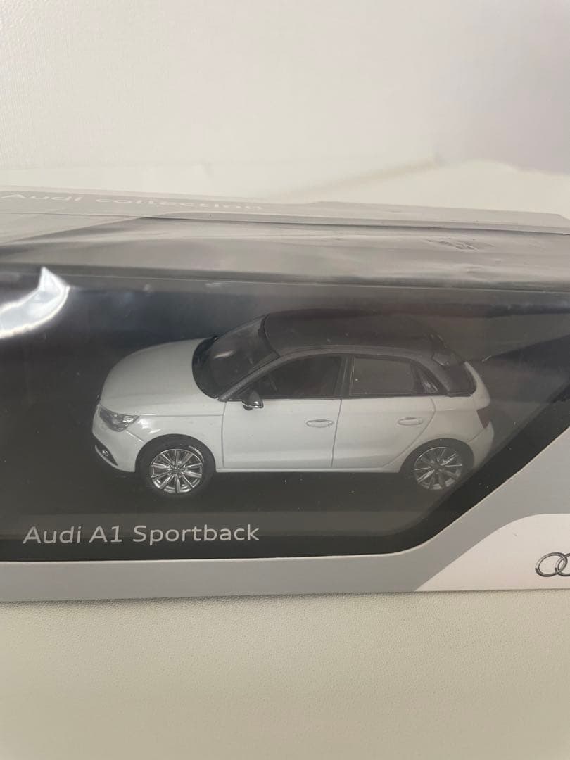 アウディA1 スポーツバック 白 1/43 ミニカー