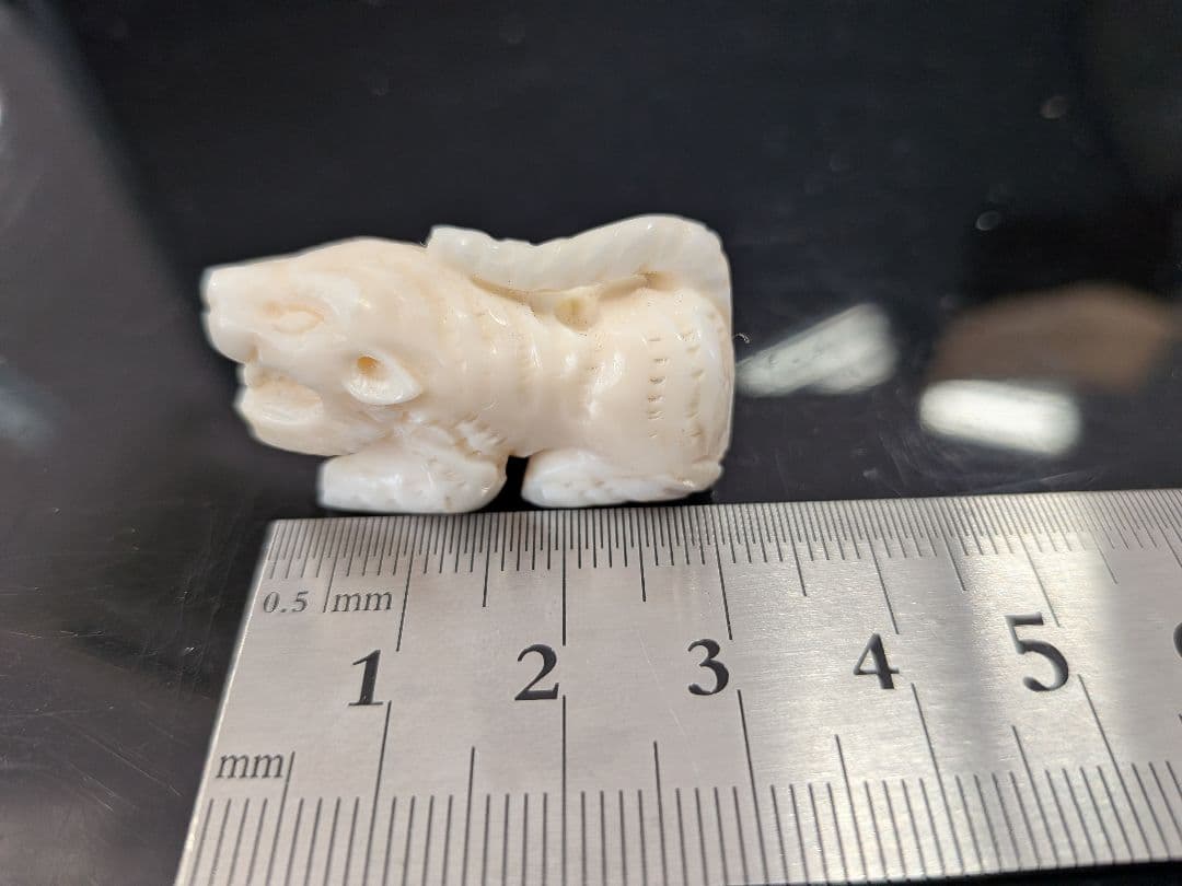 マッコウ鯨歯　本物虎彫刻 置台付き 116g