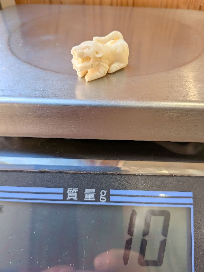 マッコウ鯨歯　本物虎彫刻 置台付き 116g