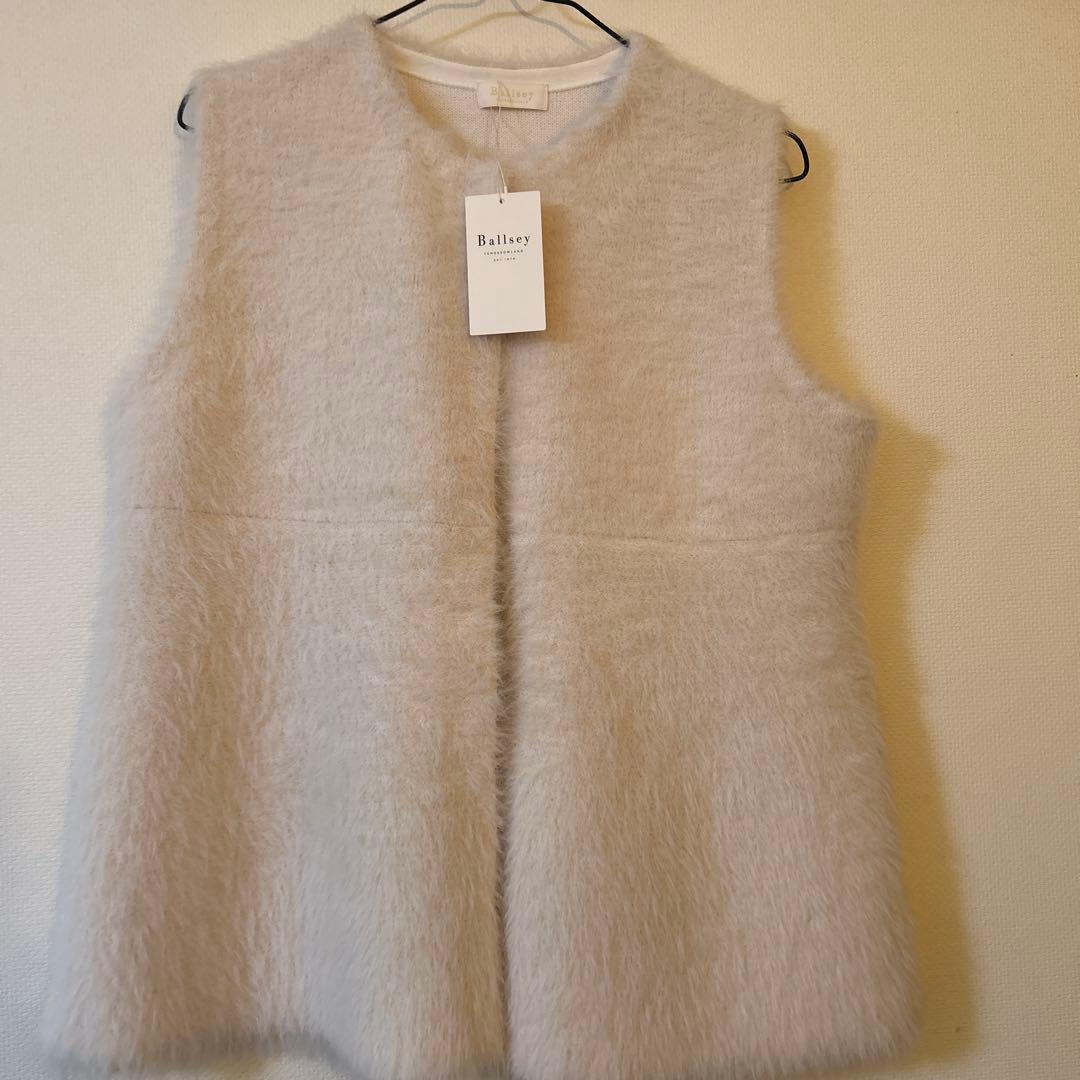 トゥモローランド　　フェザーヤーン ペプラムベスト　新品　タグ付　人気完売品