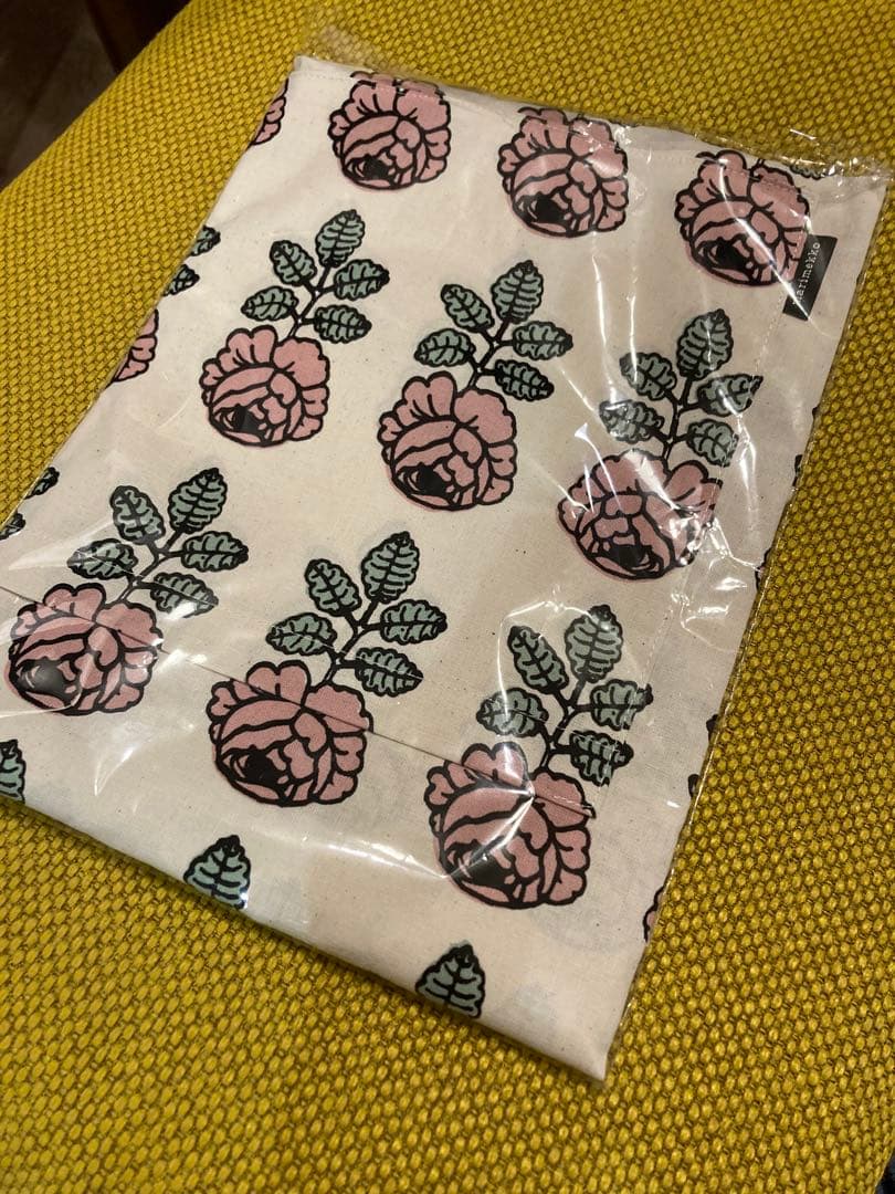 【新品未開封】マリメッコ　エプロン　Vihkiruusu ヴィヒキルース