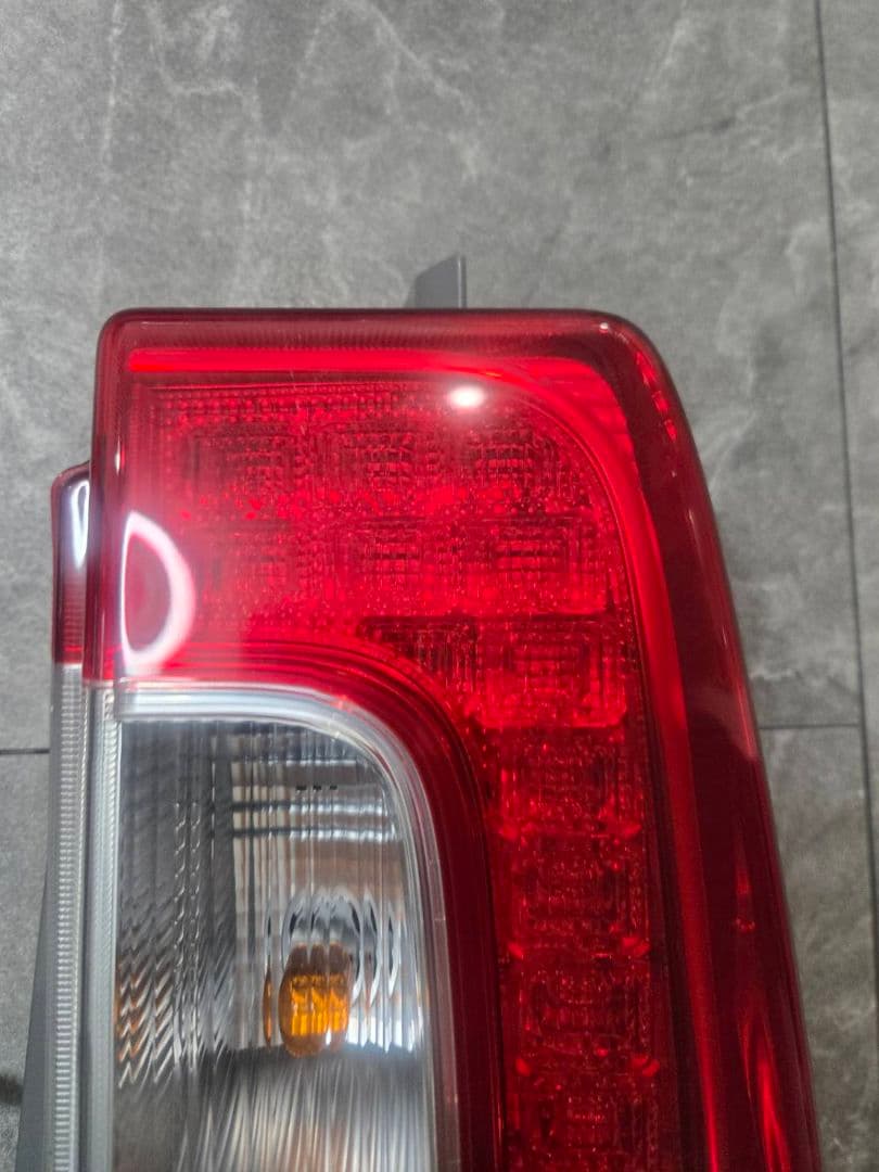 LA600S 　ダイハツ　タント　テールランプ