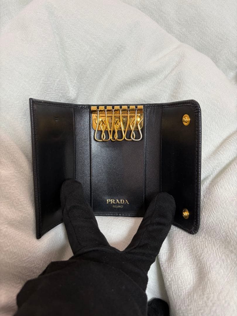 PRADA 黒 レザー キーケース 三角ロゴ ヴィッテロムーブ
