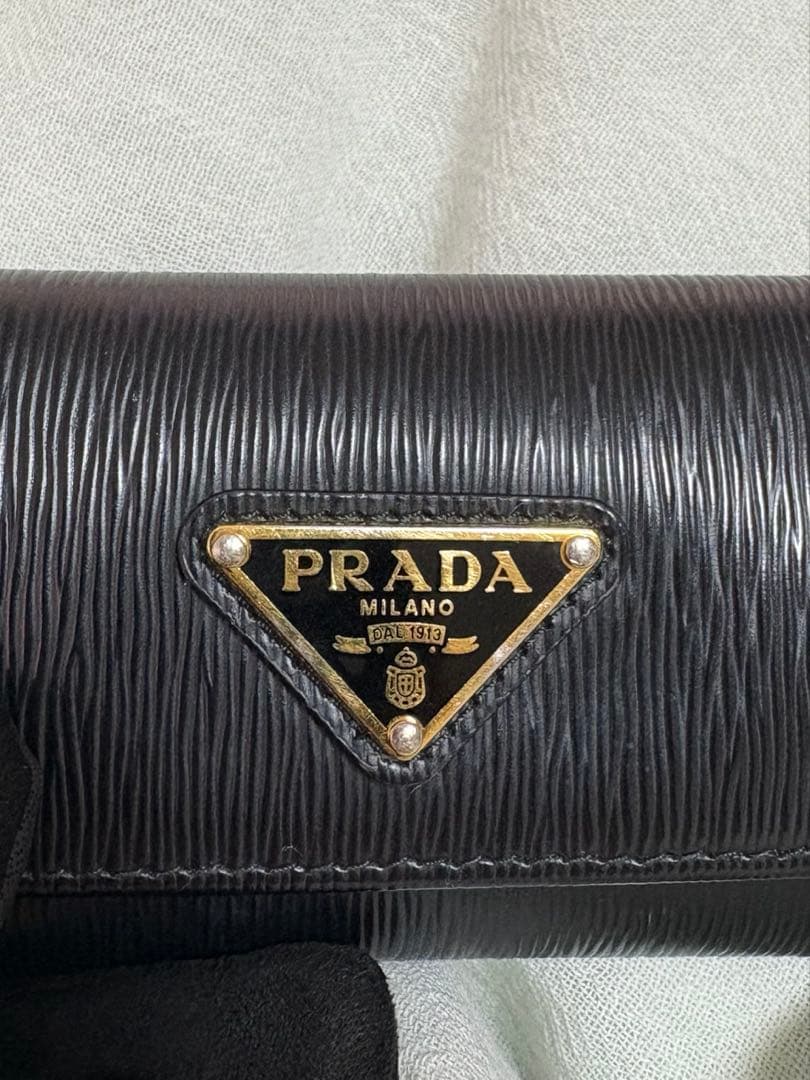 PRADA 黒 レザー キーケース 三角ロゴ ヴィッテロムーブ