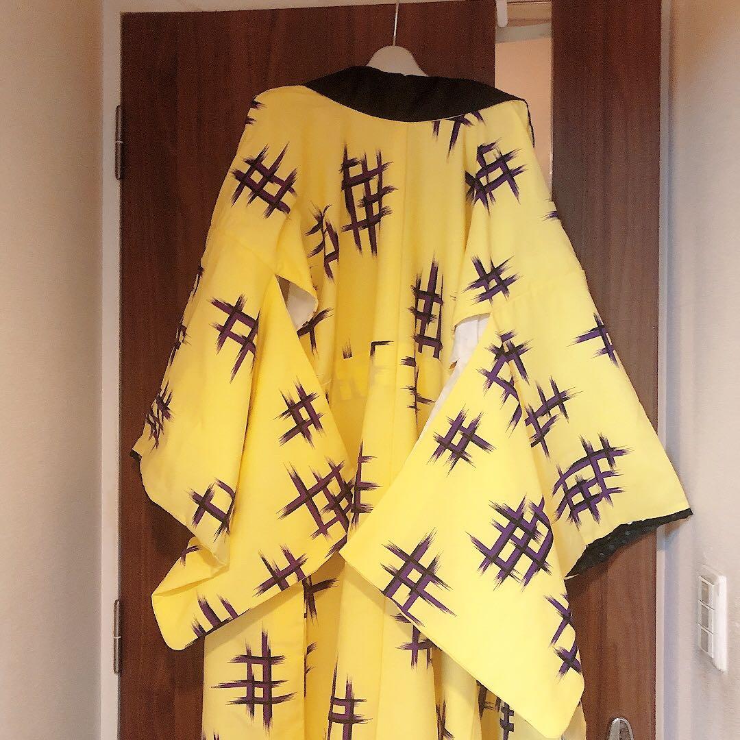 日本舞踊り　日舞　ポリエステル　裾引き着物　お引きづり　黄色紫　井桁模様　派手