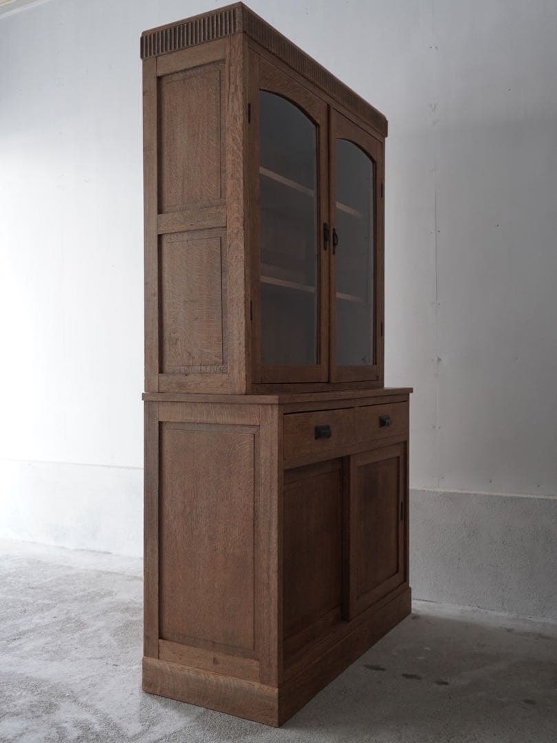 楢材のキャビネット