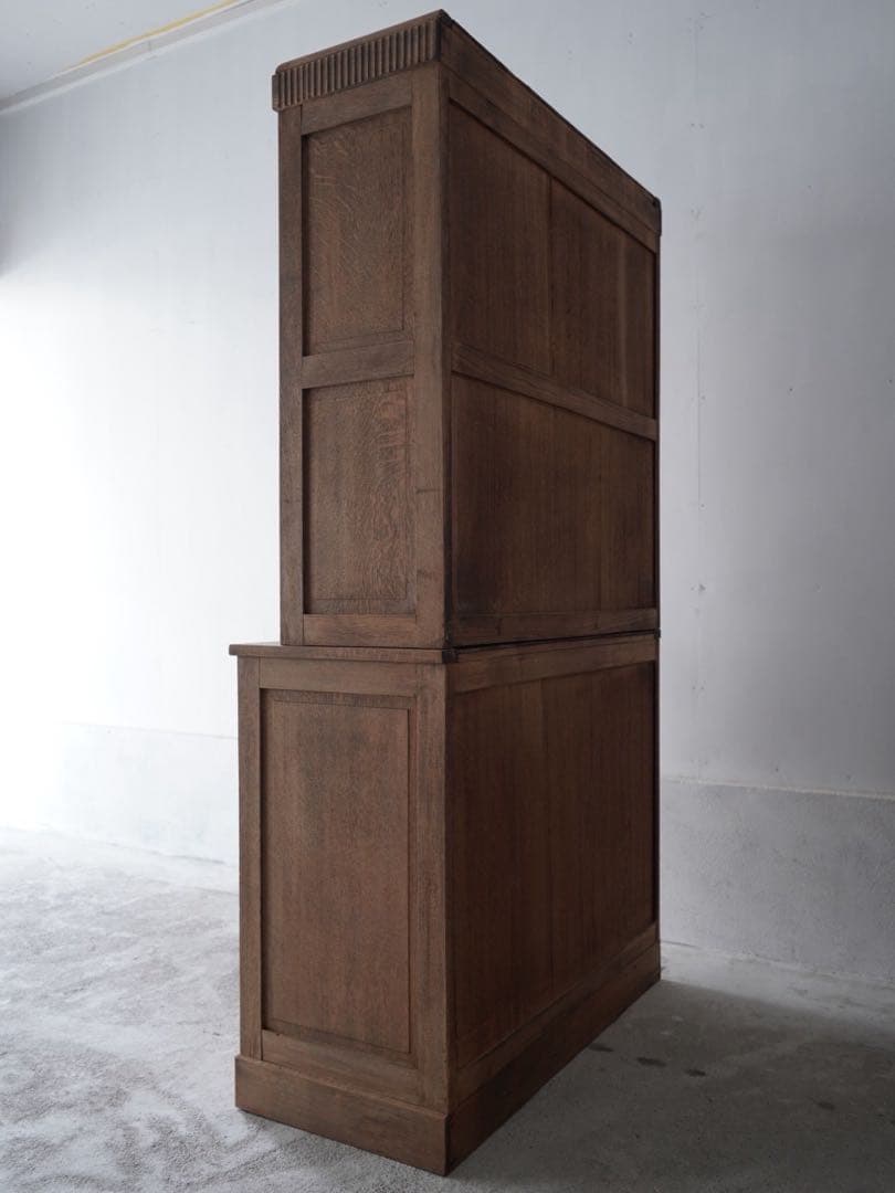 楢材のキャビネット