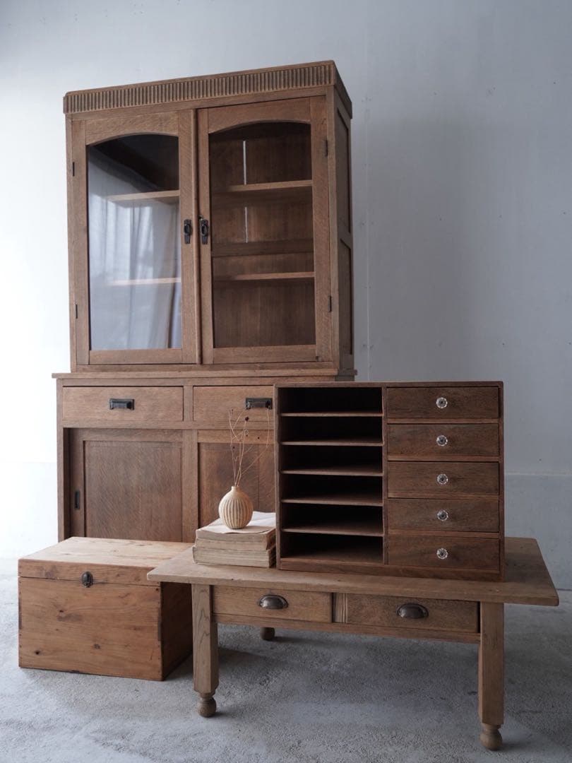 楢材のキャビネット