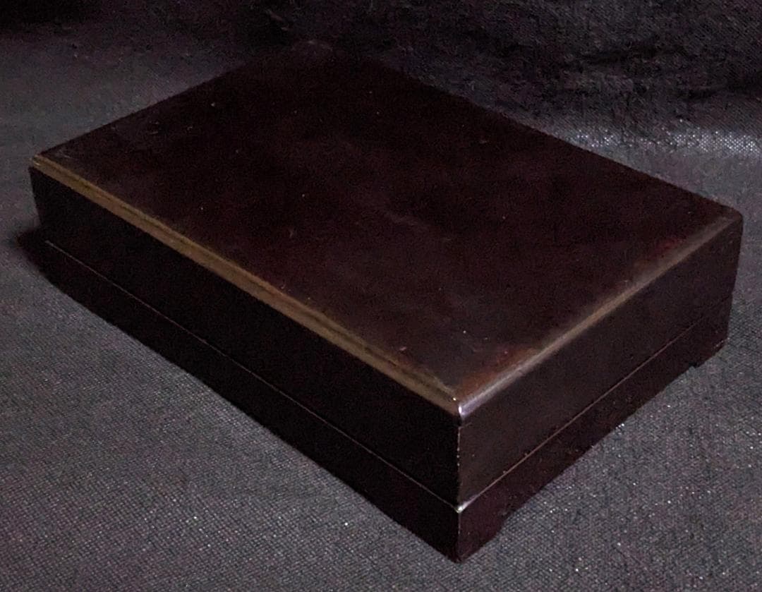 【歙州硯】◆眉子紋・角浪紋・水波紋の優美石◆約八吋加厚◆唐木塗箱入◆龍尾山◆歙硯