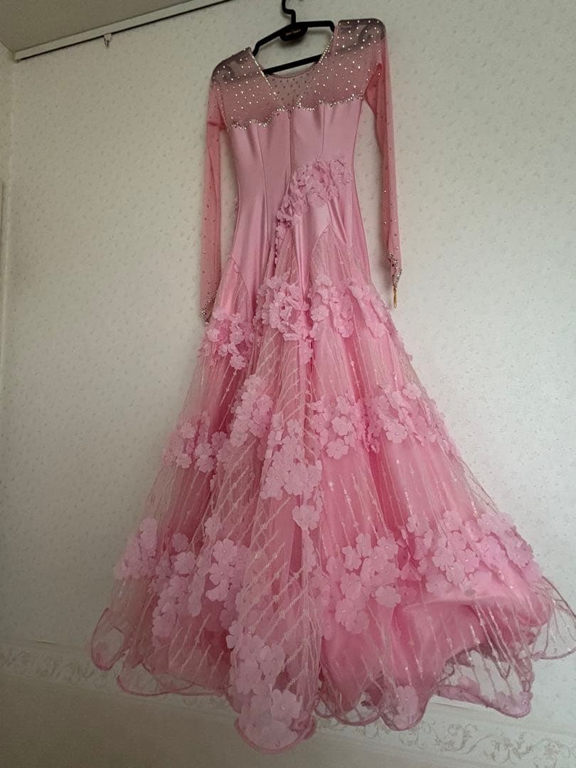 フラワー刺繍付きピンクドレス