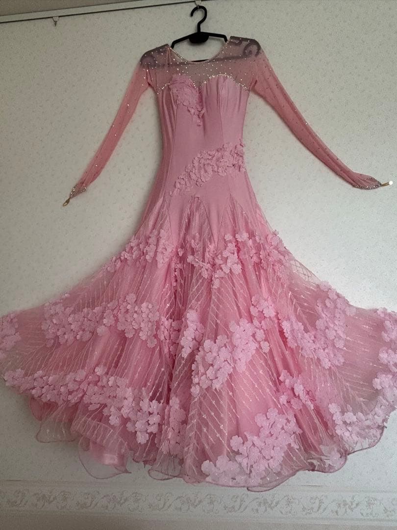 フラワー刺繍付きピンクドレス