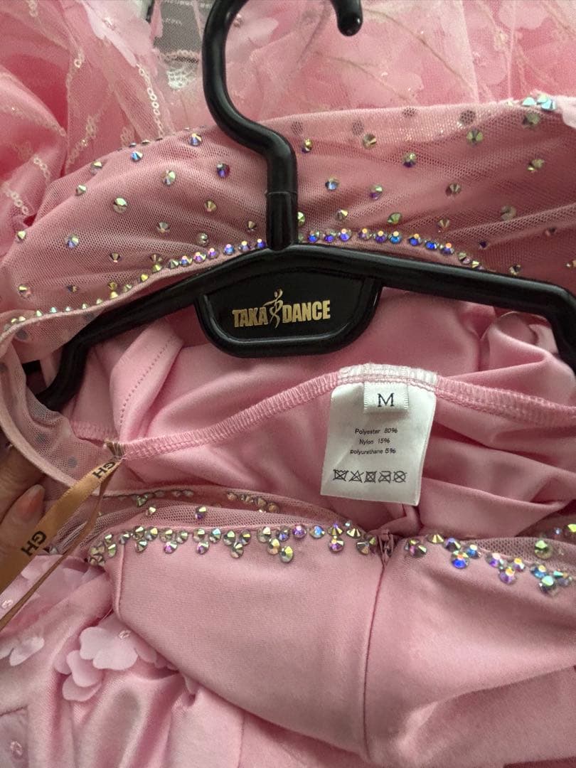 フラワー刺繍付きピンクドレス