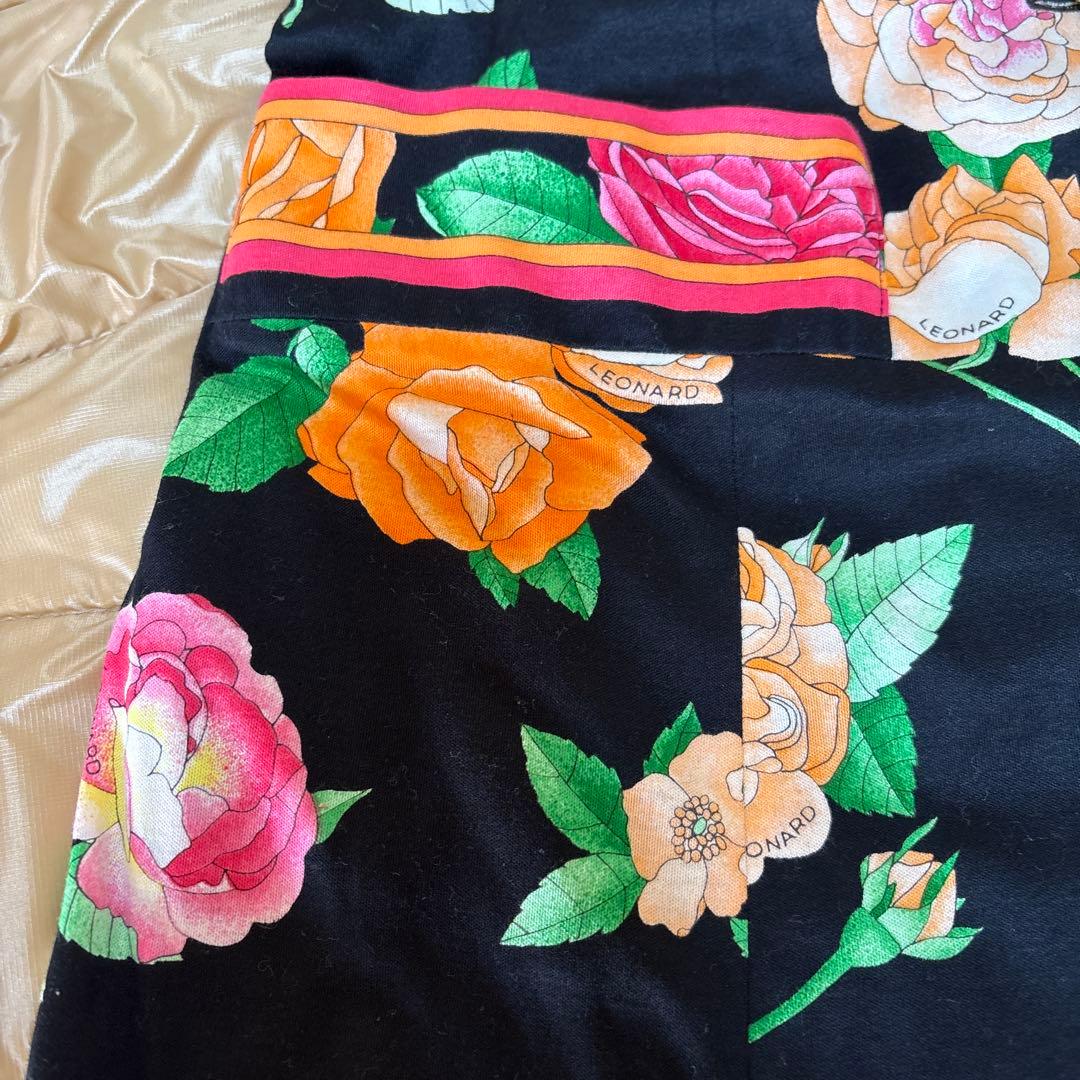 【未使用に近い】✨レオナール✨黒地に薔薇の花柄の三分袖金ボタンロングワンピース❣️