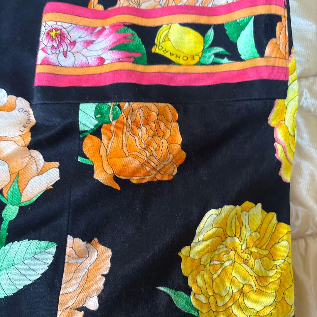 【未使用に近い】✨レオナール✨黒地に薔薇の花柄の三分袖金ボタンロングワンピース❣️