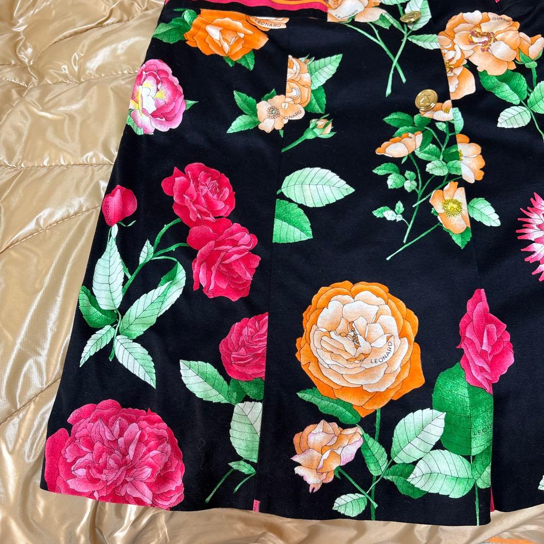 【未使用に近い】✨レオナール✨黒地に薔薇の花柄の三分袖金ボタンロングワンピース❣️