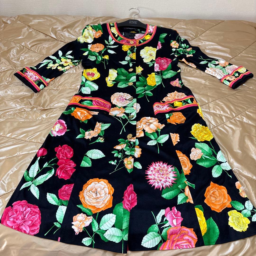 【未使用に近い】✨レオナール✨黒地に薔薇の花柄の三分袖金ボタンロングワンピース❣️