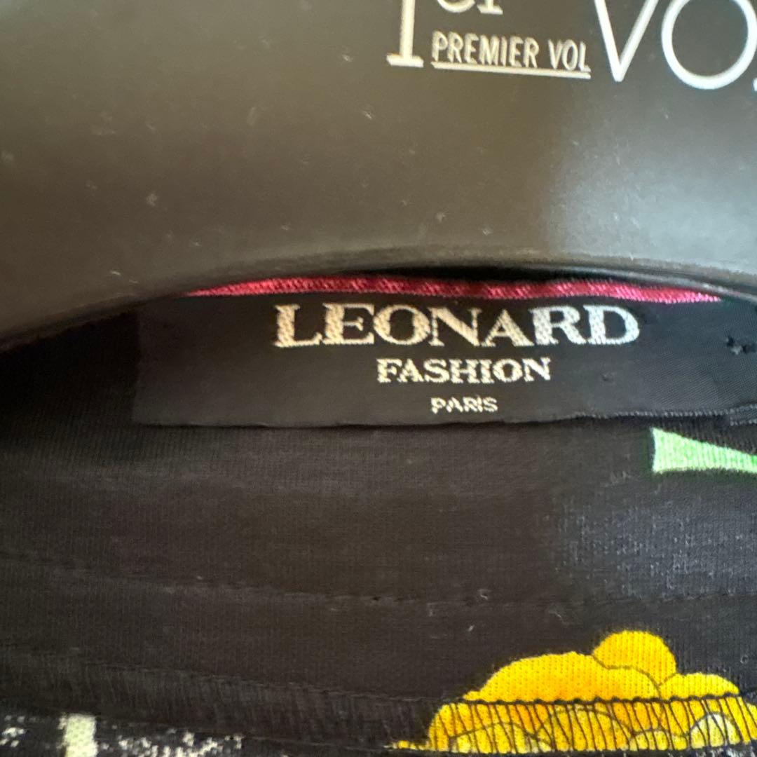 【未使用に近い】✨レオナール✨黒地に薔薇の花柄の三分袖金ボタンロングワンピース❣️