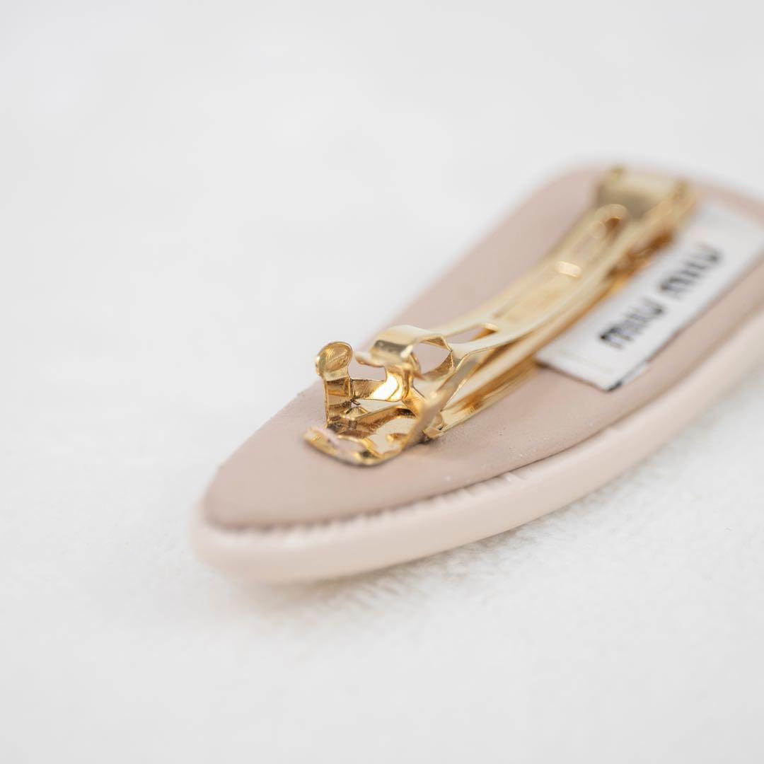 ミュウミュウ ヘアピン ヘアクリップ バレッタ ベージュ レディース 正規品