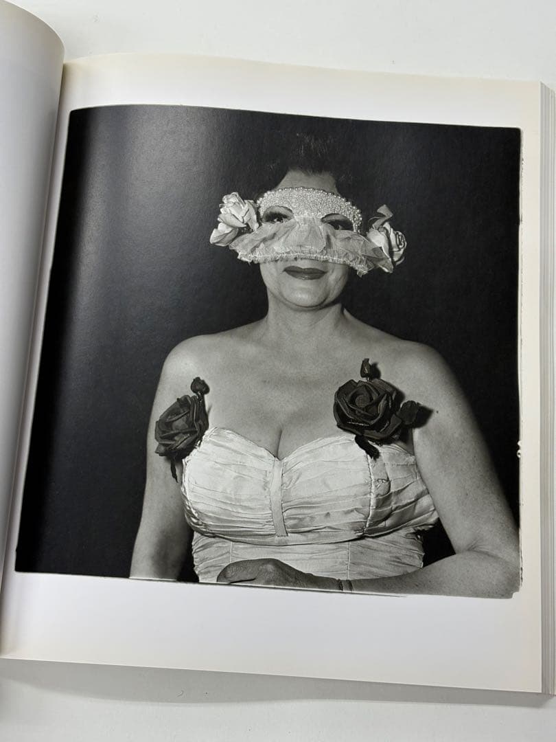 diane arbus. An Aperture Monograph / 写真集