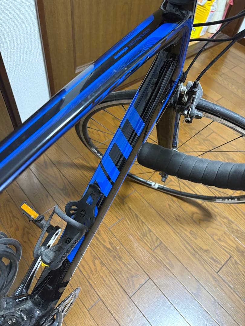 アルミフレーム ロードバイク 黒と青