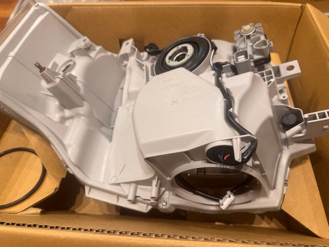 r*4様 ハイエース200系LED左右ヘッドランプ