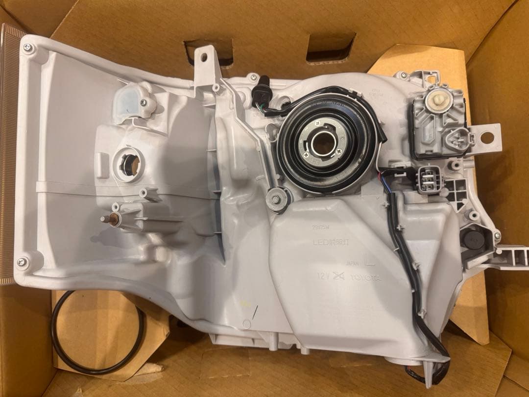 r*4様 ハイエース200系LED左右ヘッドランプ