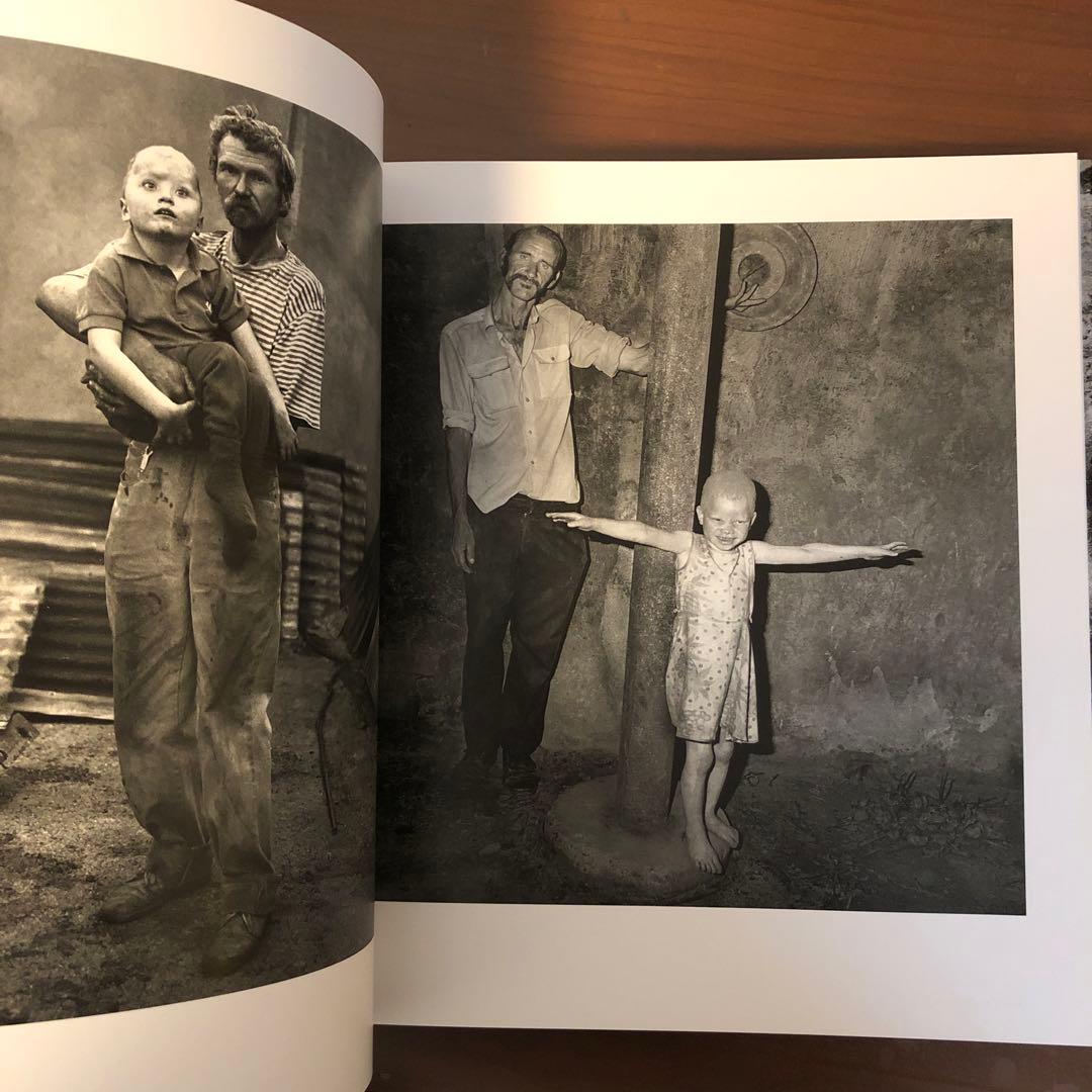 洋書 BALLENESQUE: Roger Ballen: Retrospective