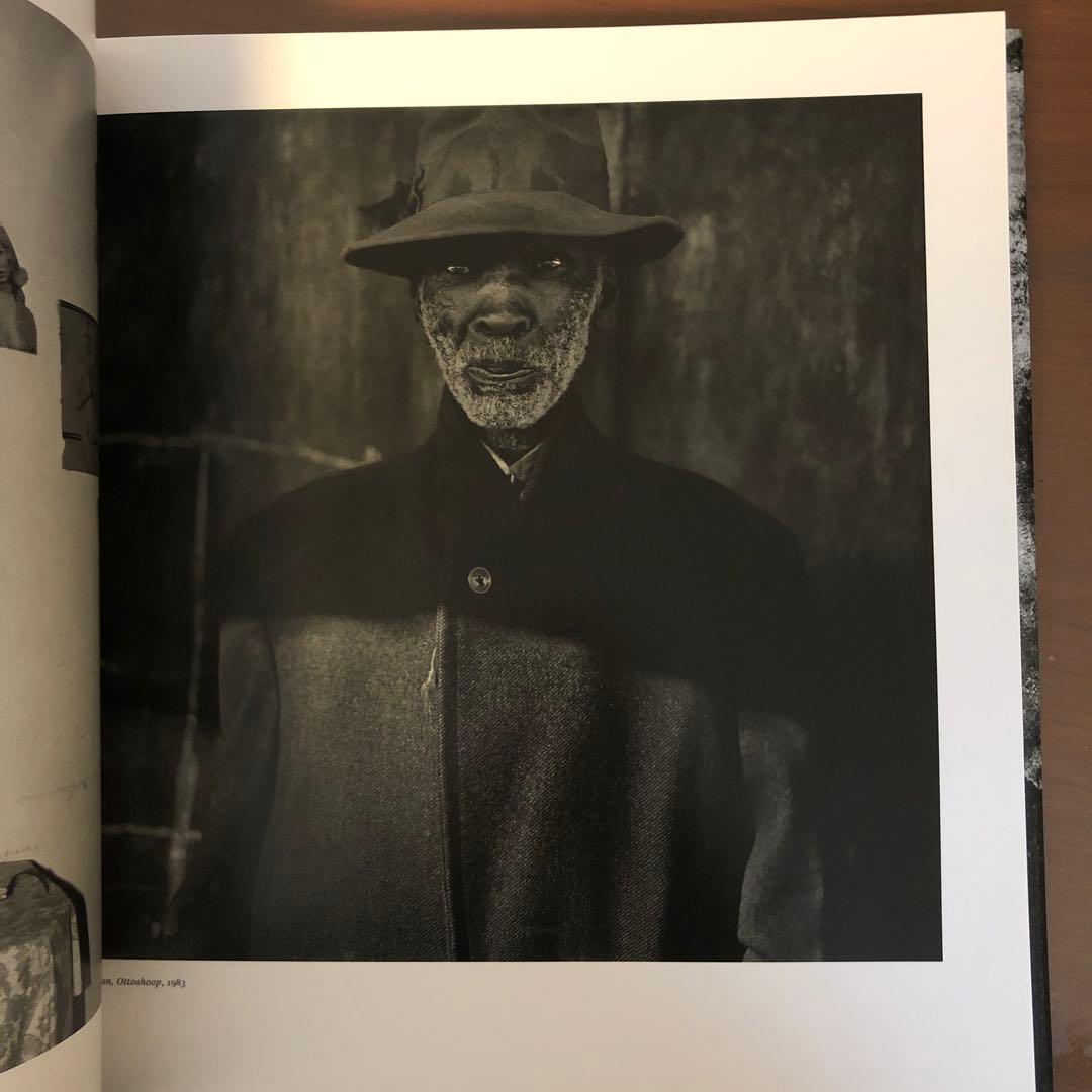 洋書 BALLENESQUE: Roger Ballen: Retrospective