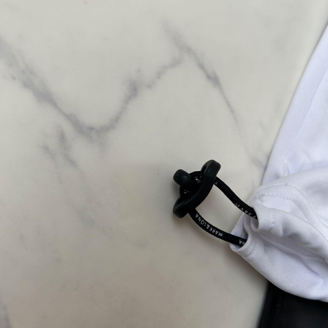 マークアンドロナ 2022年モデル モックネック 半袖シャツ ホワイト