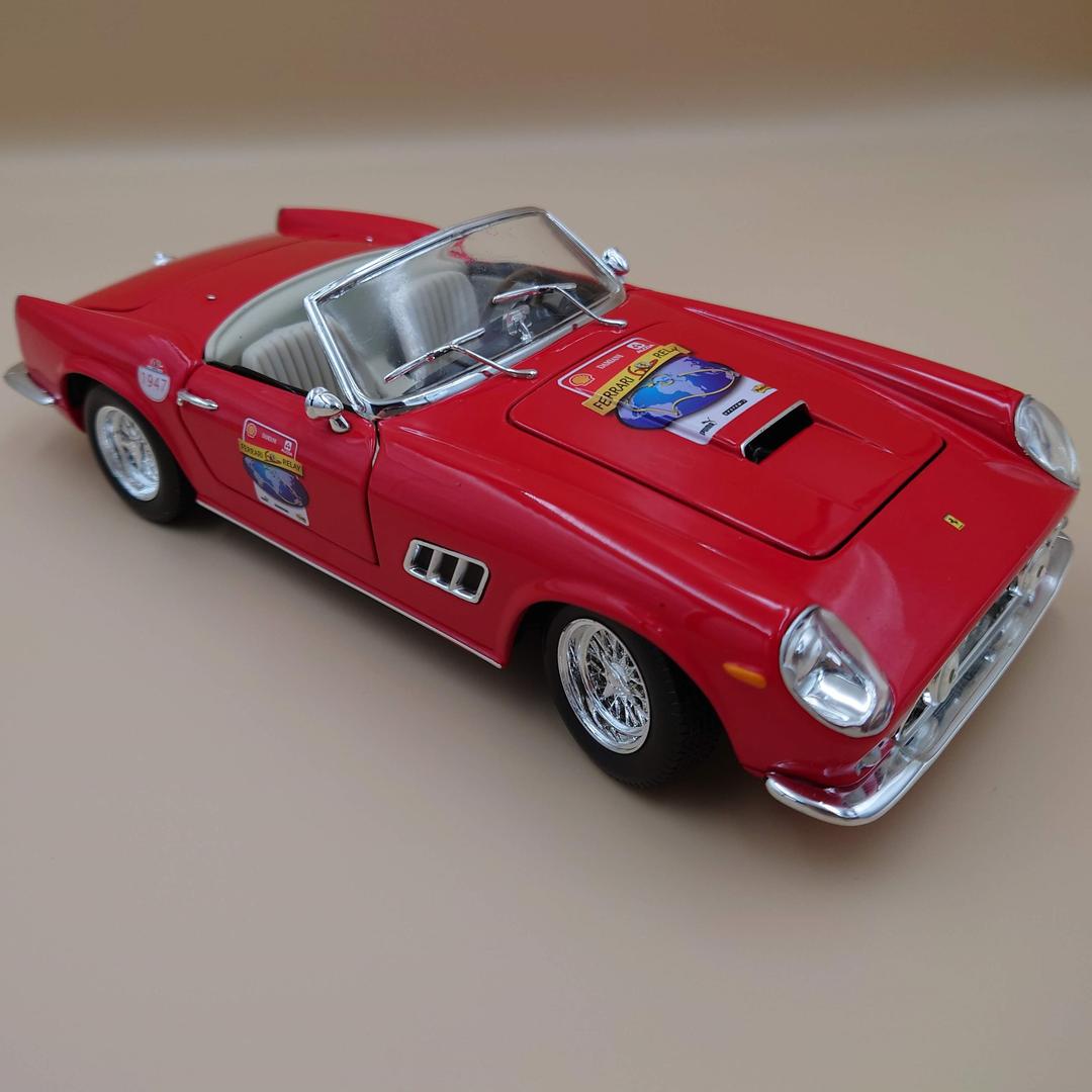 1/18 フェラーリ250GT カリフォルニア 60th記念モデル レッド