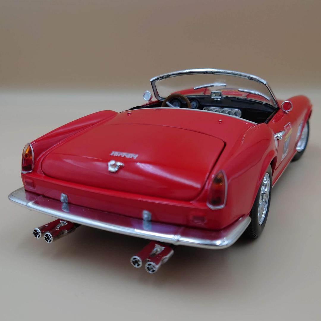 1/18 フェラーリ250GT カリフォルニア 60th記念モデル レッド