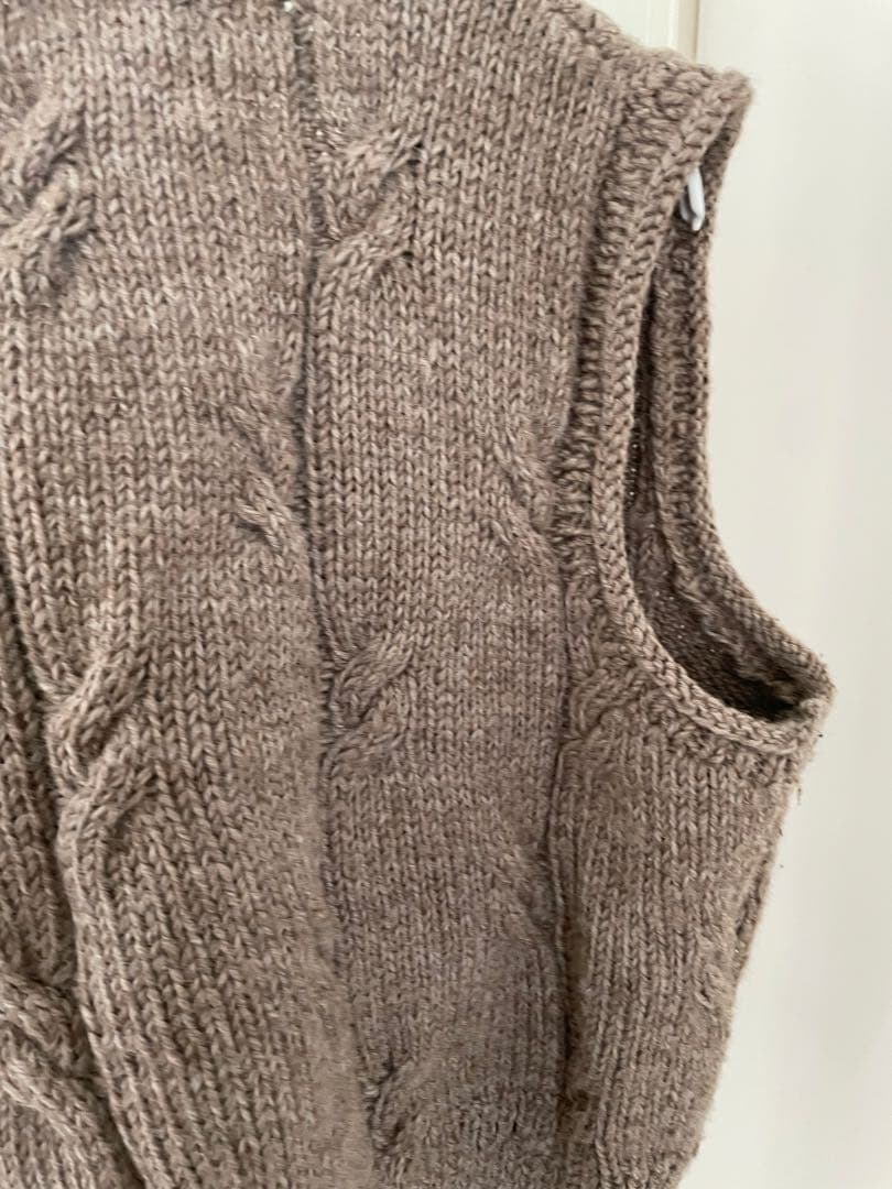HÄU ハウ　ケーブル編み ニットベスト クラスカ