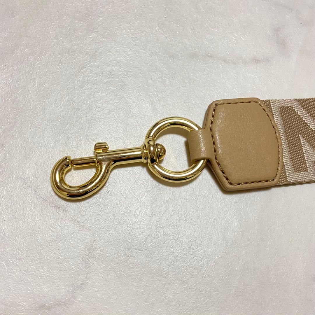 美品マークジェイコブ　MARC JACOBS ザ アウトライン ロゴ ストラップ