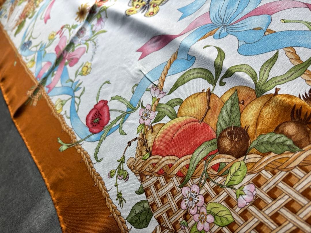 GUCCI グッチ1970年代GUCCI オールドグッチ　シルクスカーフ