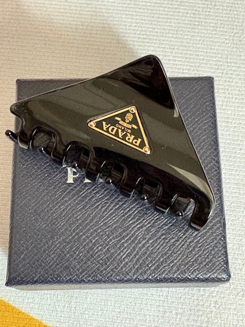 プラダ　ヘアクリップ　ヘアアクセサリー　美品