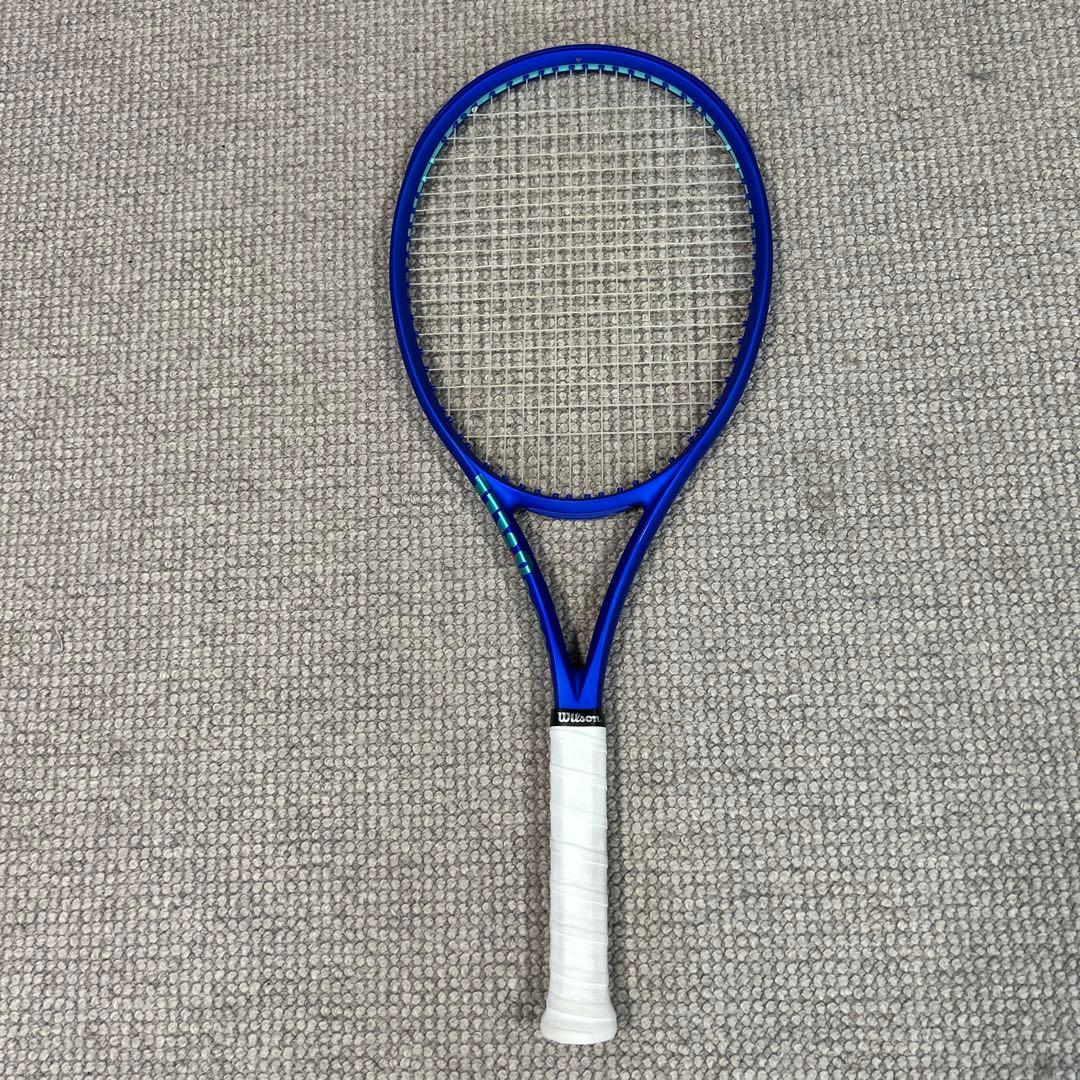 青いテニスラケット