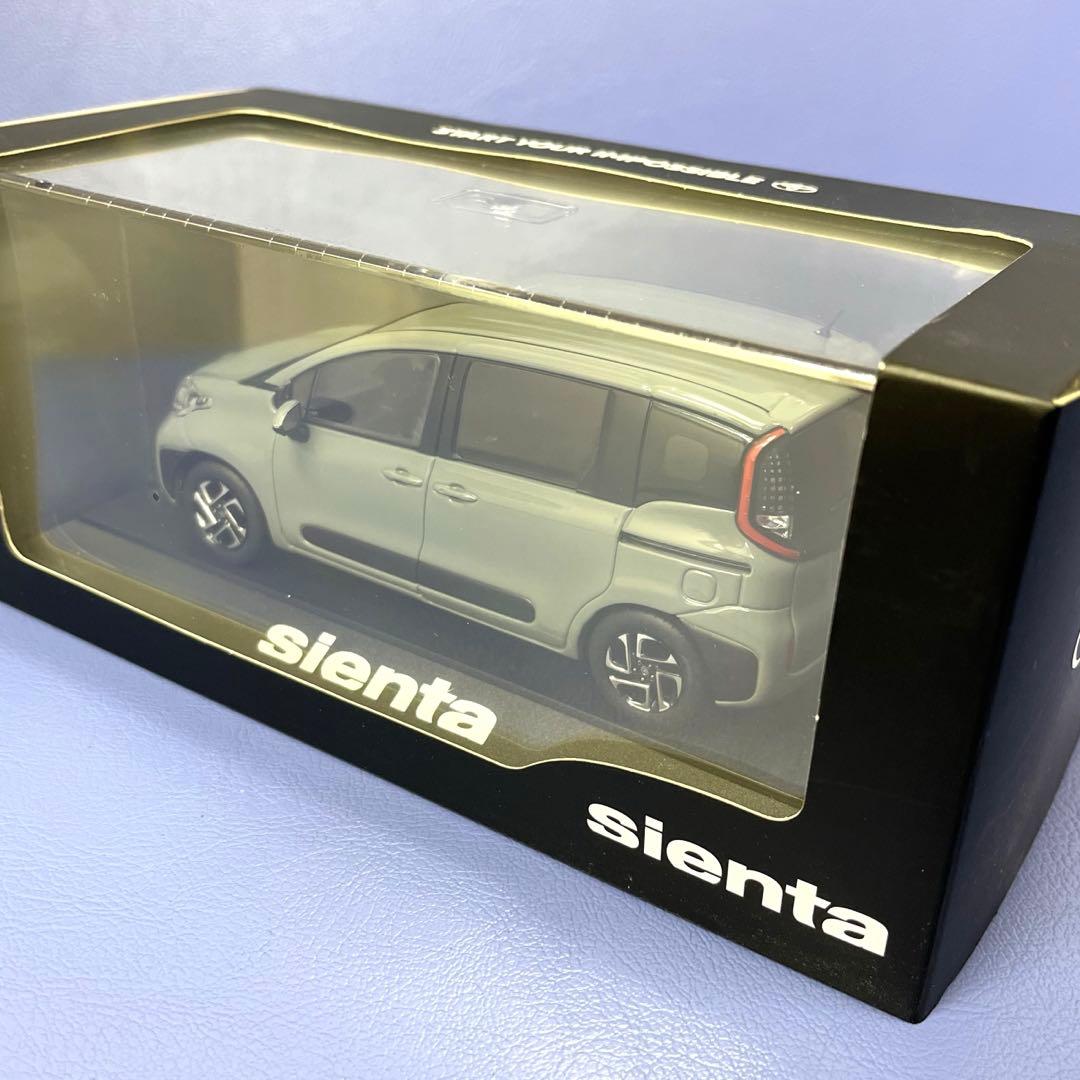 【T】美品✨sienta ミニカー グレー 透明ケース入り