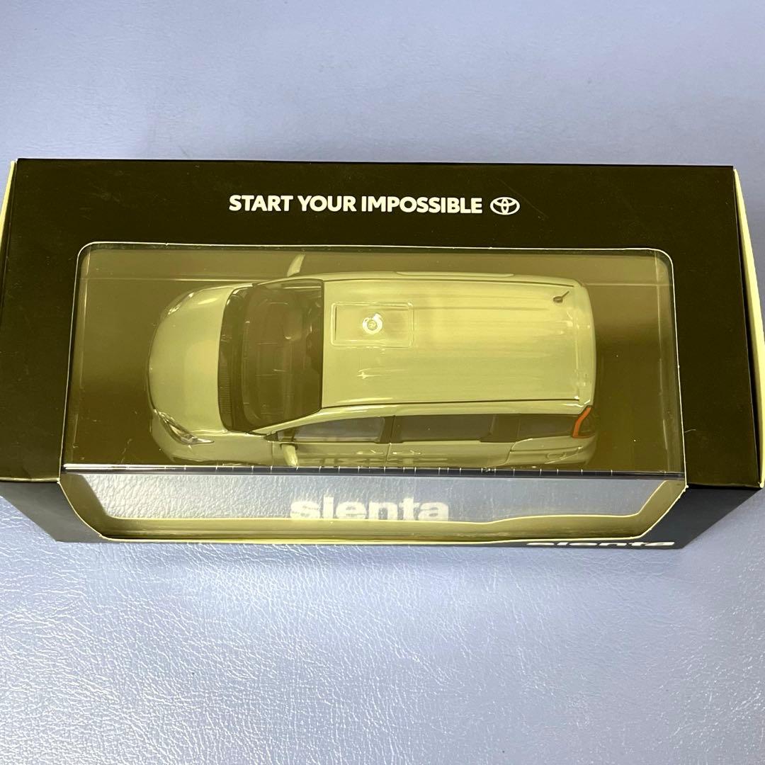 【T】美品✨sienta ミニカー グレー 透明ケース入り
