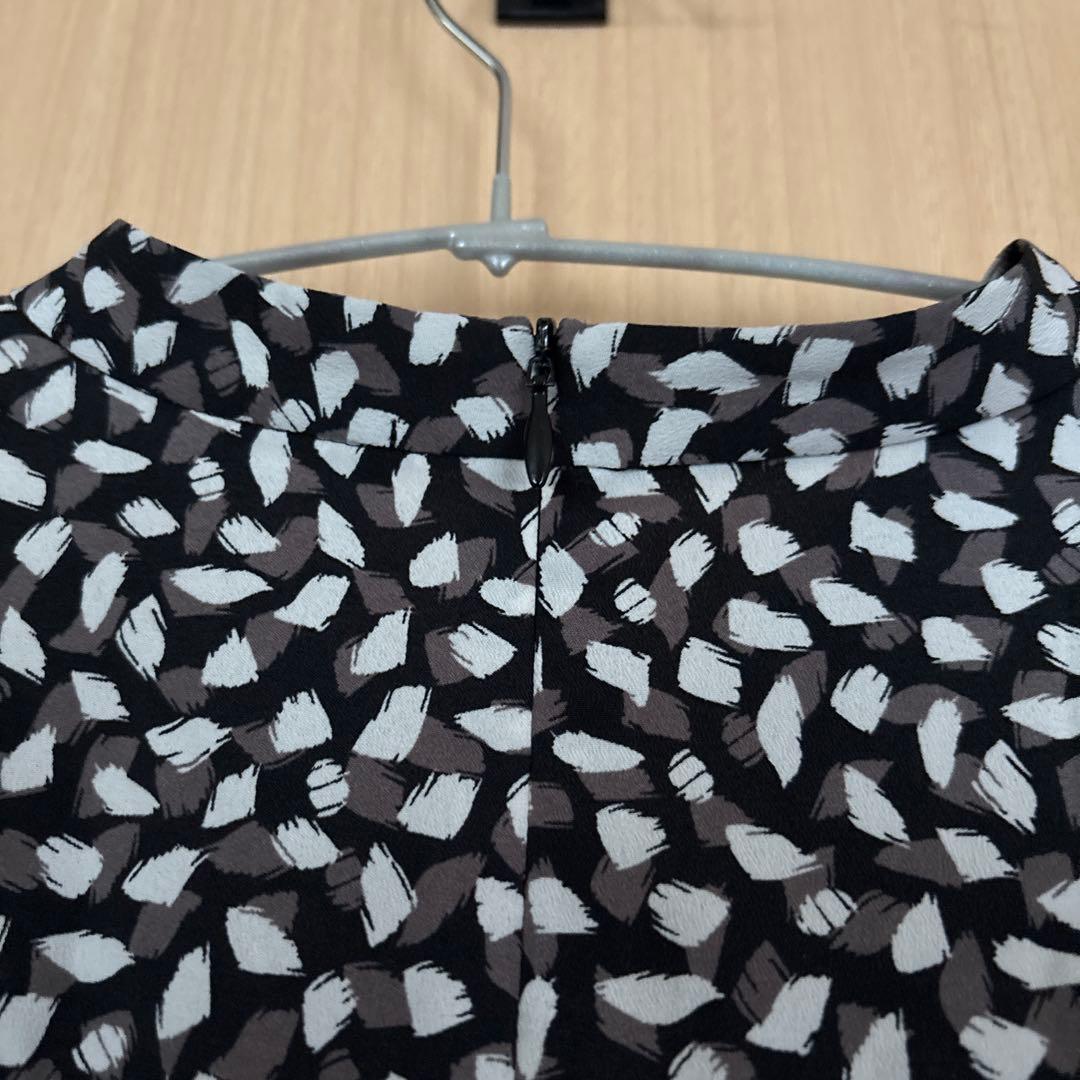 【華やか/通勤/お呼ばれ】フェザーリーフ柄ワンピース アンタイトル