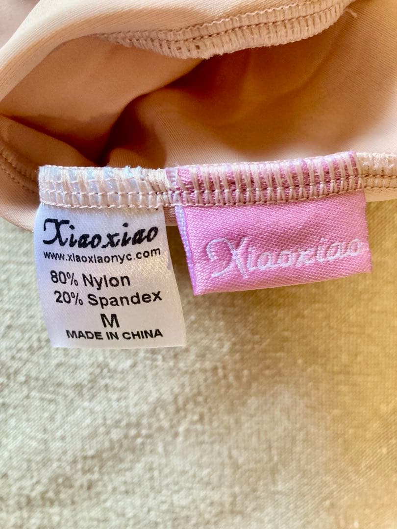 シャオシャオ　ニューヨーク。フリル付きオフショルダー レオタードMサイズ